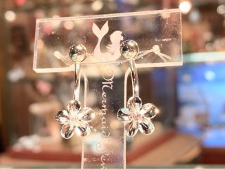 プルメリアとクジラのしっぽのボディピアス